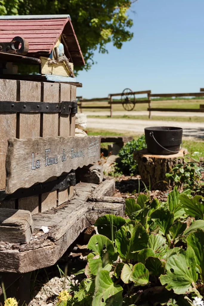 Entrée de la Ferme du Tremblay, lieu de mariage à Saint-Trivier-de-Courtes dans l’Ain