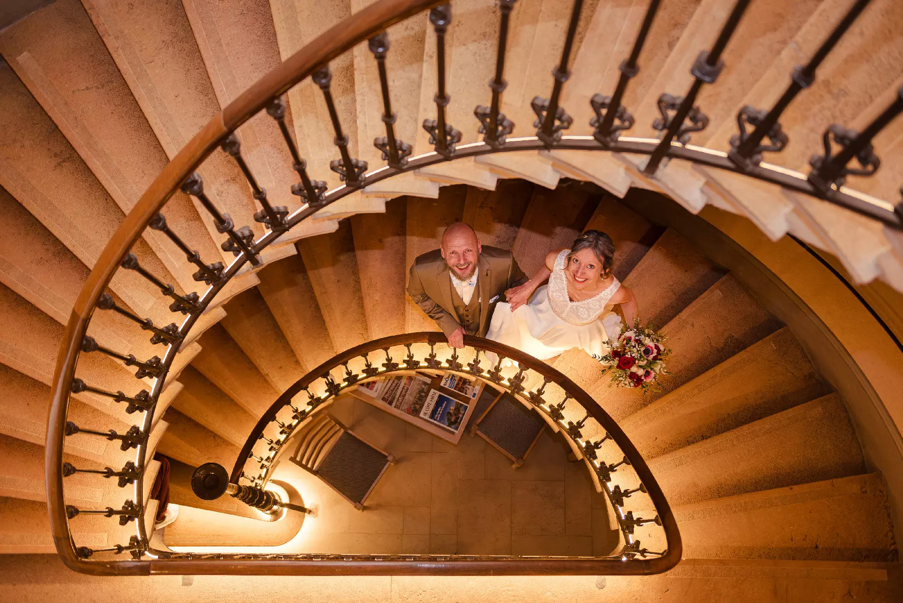 41-south-photography-mariage-chateau-des-loges-hiver-escalier