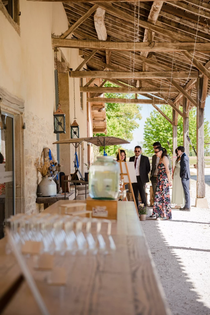 Cocktail de mariage dans l’espace extérieur abrité de la Ferme du Tremblay