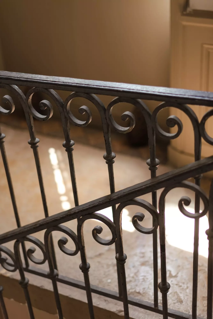 Escalier en fer forgé ancien dans la maison du Montellier à Blacé