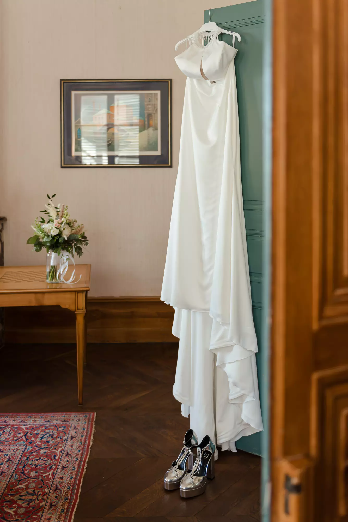 Robe et chaussures de mariée dans une pièce du Montellier à Blacé