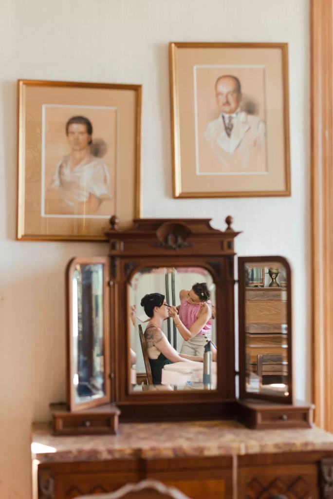 Préparatifs de la mariée devant un miroir ancien au Montellier à Blacé