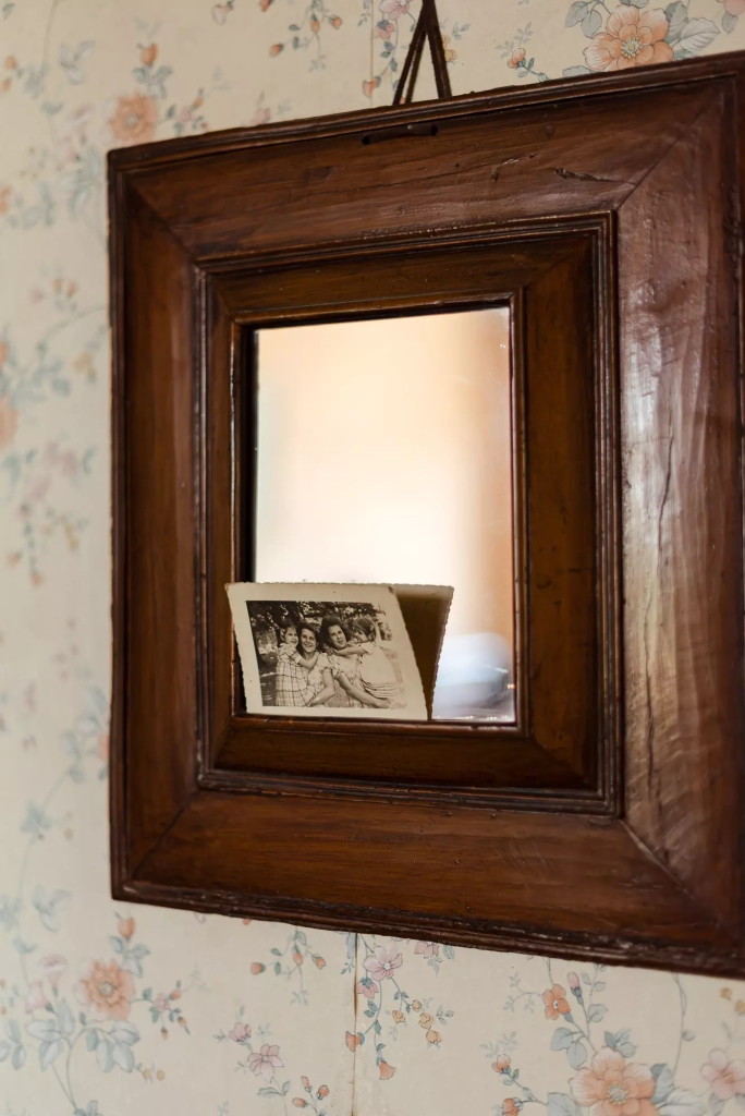 Miroir ancien et photographie de famille dans les préparatifs au Montellier