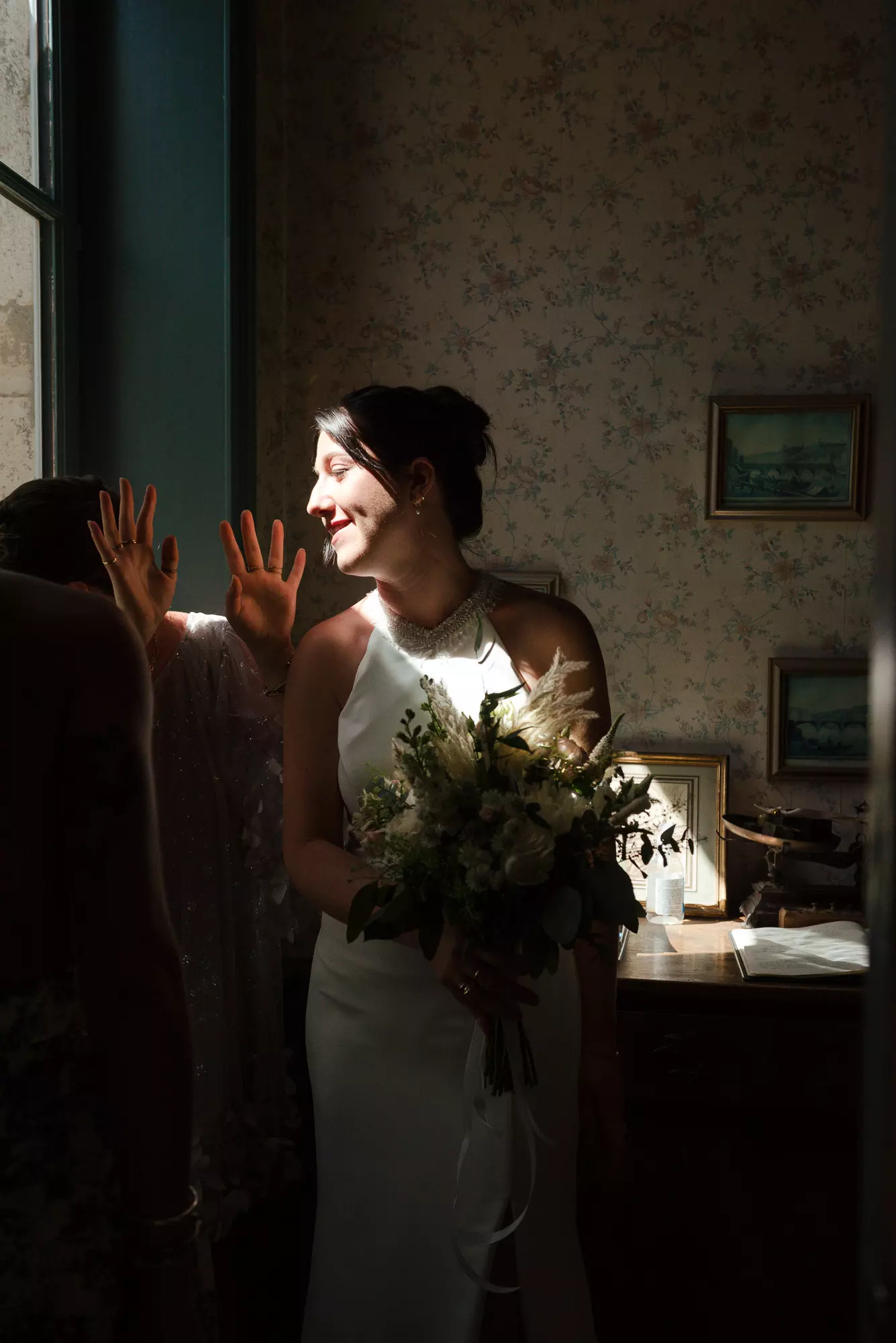 Mariée tenant son bouquet dans la lumière naturelle au Montellier