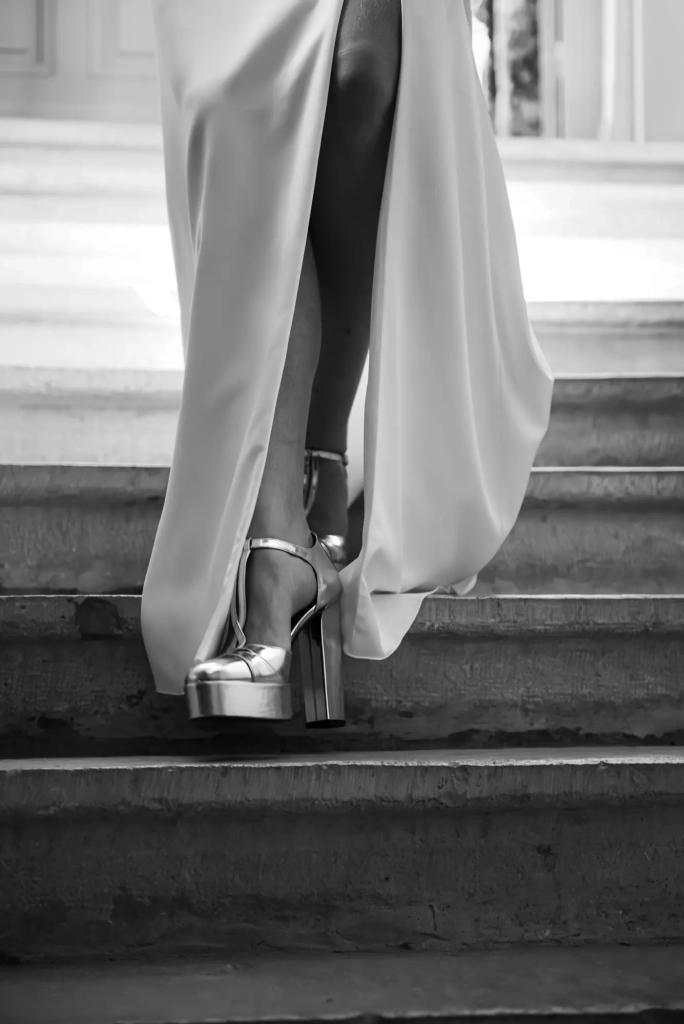 Chaussures de mariée dans les escaliers du Montellier à Blacé