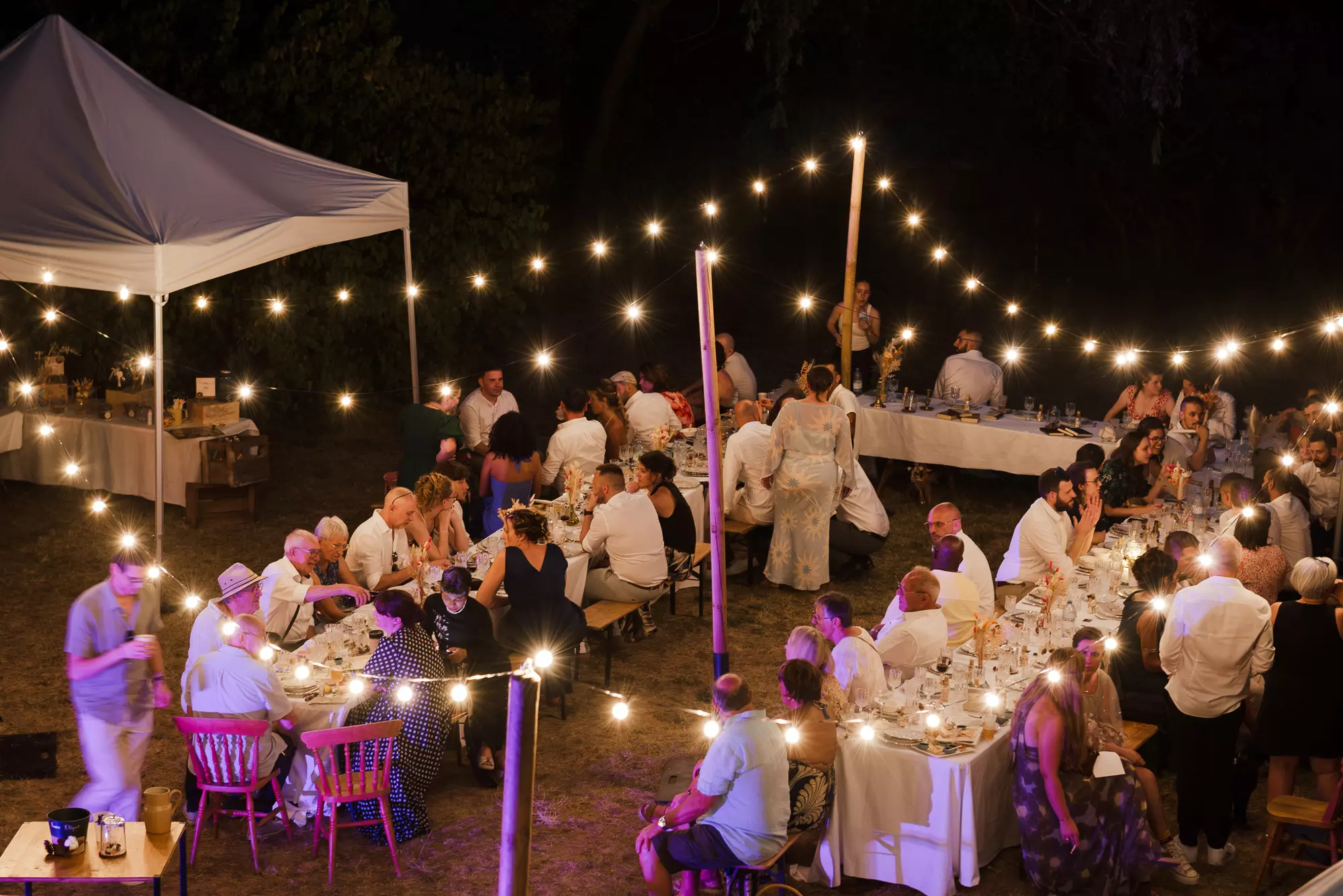 Dîner de mariage en plein air sous les guirlandes au Montellier
