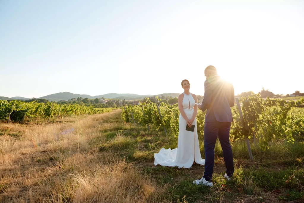 Couple de mariés dans les vignes du Beaujolais au coucher du soleil