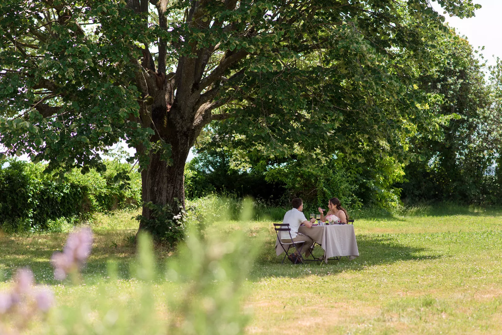 Couple having a picnic at Château des Bachelards in Fleurie, Beaujolais